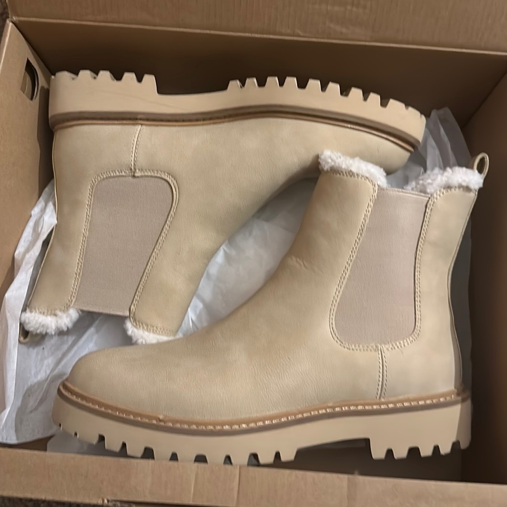NIB Chelsea boots